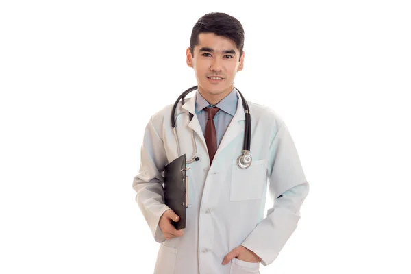 Joven guapo médico masculino con estetoscopio en uniforme aislado sobre fondo blanco —  Fotos de Stock