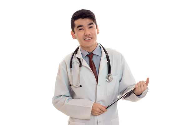 年轻开朗男医生用听诊器在白色背景上孤立的制服 — 图库照片