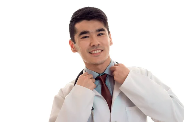 Ritratto di giovane allegro medico maschio con stetoscopio in uniforme isolato su sfondo bianco — Foto Stock