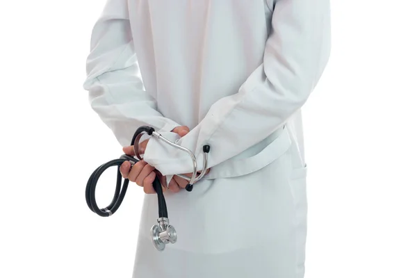 Médecin masculin avec stéthoscope dans les mains posant en uniforme isolé sur fond blanc — Photo