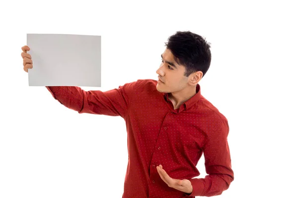 Retrato de belo jovem morena modelo masculino com cartaz em mãos isoladas sobre fundo branco — Fotografia de Stock