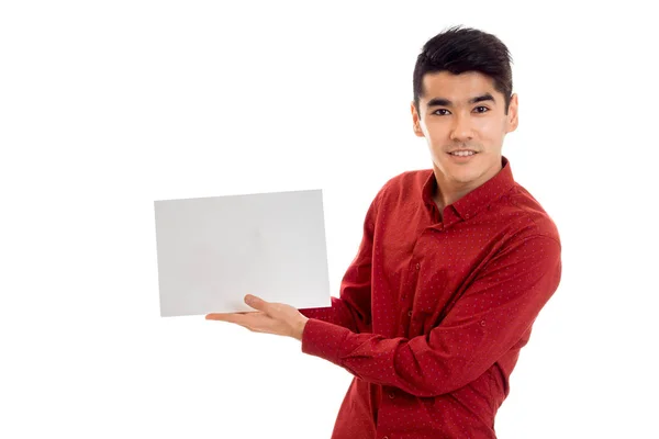 Retrato de morena muito jovem modelo masculino com cartaz em mãos isoladas no fundo branco — Fotografia de Stock