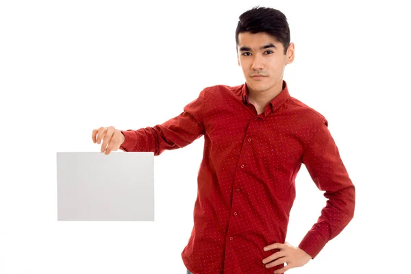 Портрет молодої брюнетки чоловічої моделі з плакатом в руках ізольовані на білому тлі — стокове фото