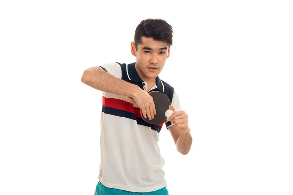 Geconcentreerde jonge brunett sportman beoefenen ping-pong geïsoleerd op witte achtergrond — Stockfoto