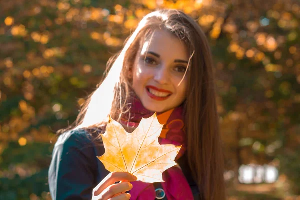 Retrato de uma jovem menina bonita kotooraja mantém grande folha e sorrindo — Fotografia de Stock