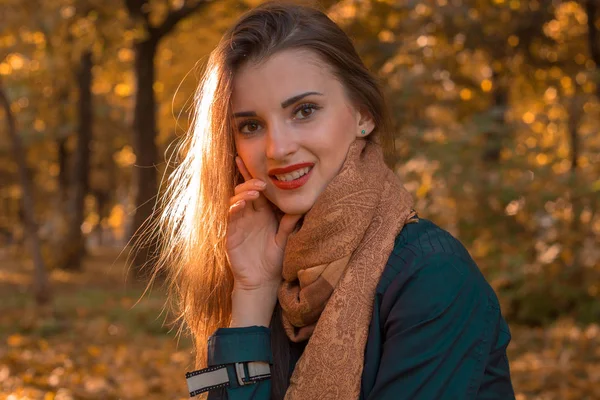 Retrato de uma jovem encantadora com batom vermelho no cachecol quente close-up — Fotografia de Stock