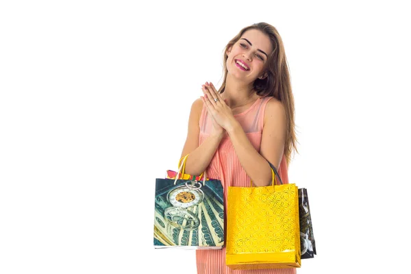 Веселая девушка стоит с цветным пакетом подарка, выделенным на белом фоне — стоковое фото