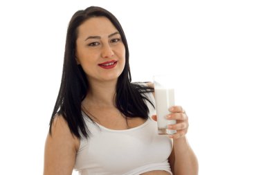 süt beyaz arka plan üzerinde izole elinde ile poz çok esmer hamile kadın