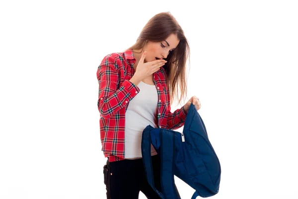 Glad ung student tjej med öppna ryggsäck isolerad på vit bakgrund. Student år koncept. studera begrepp. — Stockfoto