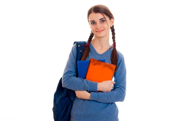 Allegra giovane studentessa con zaino e libri guardando la fotocamera e sorridente isolato su sfondo bianco. concetto di anni di studio. concetto di studio . — Foto Stock