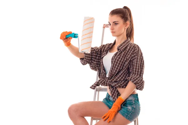 Retrato de joven atractiva chica constructora morena hace renovación aislada sobre fondo blanco — Foto de Stock