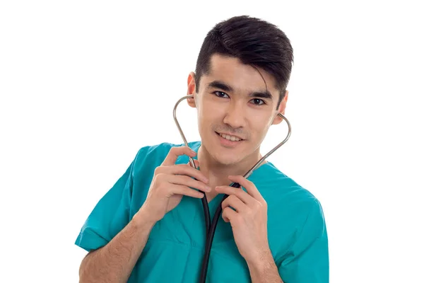 Hermoso joven médico en uniforme con stathoscope posando aislado sobre fondo blanco —  Fotos de Stock