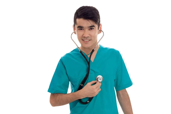 Bel giovane medico maschio in uniforme con stathoscope posa isolato su sfondo bianco — Foto Stock