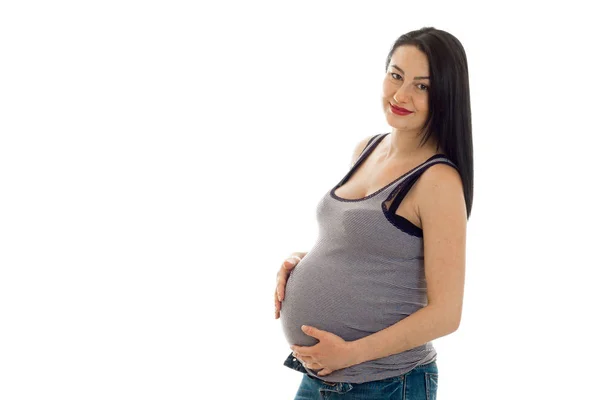 Büyük göbek beyaz arka plan üzerinde izole poz ile genç hamile esmer kadın — Stok fotoğraf
