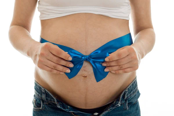 Gravid kvinna poserar med blå tejp på hennes mage isolerad på vit bakgrund — Stockfoto