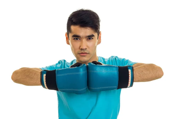 Junger starker Mann im blauen Hemd übt Boxen in Handschuhen isoliert auf weißem Hintergrund — Stockfoto