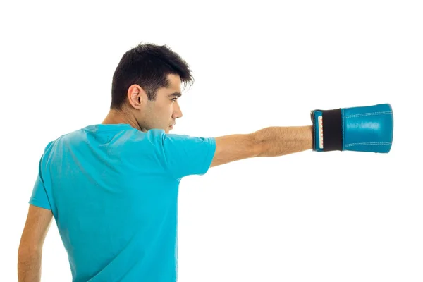 Νέος σπορ άνθρωπος σε μπλε πουκάμισο εξάσκηση πυγμαχία στα γάντια που απομονώνονται σε λευκό φόντο — Φωτογραφία Αρχείου