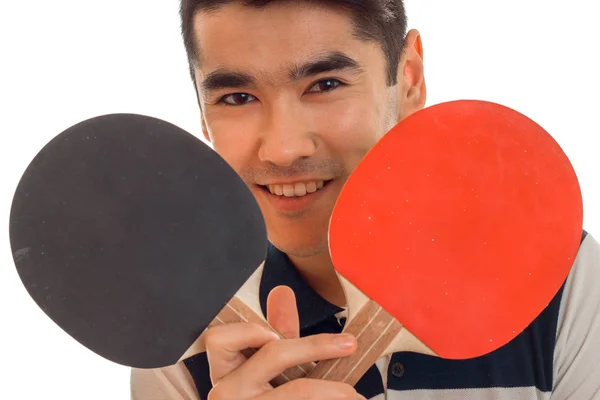 Agradable joven brunett hombre jugando ping-pong aislado sobre fondo blanco — Foto de Stock