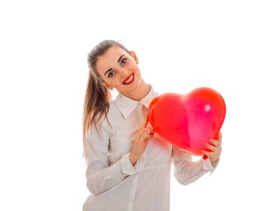 tatlı genç kadın kırmızı dudaklı beyaz arka plan üzerinde izole kalp Sevgililer günü kutlama