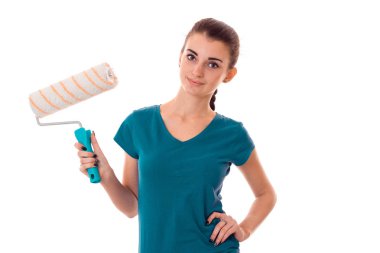 Beyaz arka plan üzerinde izole yenileme oldukça esmer kadın Oluşturucusu yapar