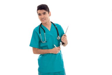 Beyaz arka plan üzerinde izole stetoskop poz ile üniformalı genç erkek doktor