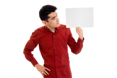 Kırmızılı ciddi genç adamın elleri boş afişinde ile t-shirt beyaz arka plan üzerinde izole.