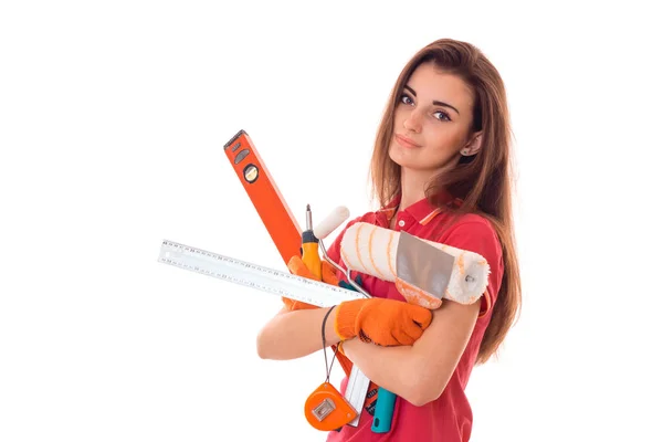 Urocza brunetka kobieta konstruktora sprawia, że remont z narzędzia w jej ręce na białym tle — Zdjęcie stockowe
