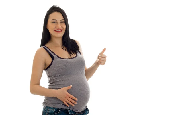 Başparmak gösterilmesini ve izole üzerinde beyaz arka plan gülümseyen mutlu hamile gelecekte anne — Stok fotoğraf