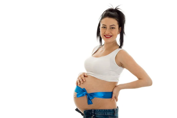 Bela futura mãe grávida com fita azul em sua barriga sorrindo na câmera isolada no fundo branco — Fotografia de Stock
