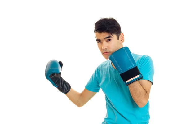 Beyaz arka plan üzerinde izole mavi eldiven boks pratik ciddi adam portresi — Stok fotoğraf