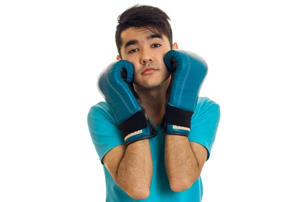 Retrato de cara engraçado praticando boxe em luvas azuis isolado no fundo branco — Fotografia de Stock