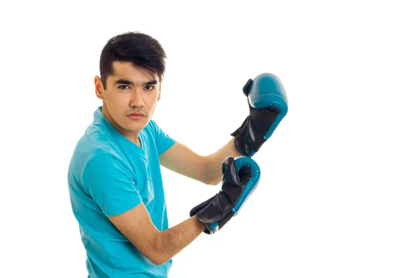 Πορτρέτο του ισχυρό άντρα εξάσκηση πυγμαχία σε μπλε γάντια που απομονώνονται σε λευκό φόντο — Φωτογραφία Αρχείου