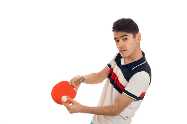 Joven deportista concentrado practicando ping-pong aislado sobre fondo blanco —  Fotos de Stock