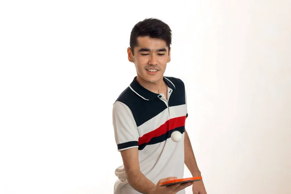 Młodego sportowca szczęśliwy uprawiania tenisa stołowego na białym tle — Zdjęcie stockowe