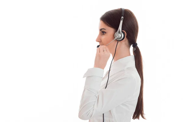 Profil portrét ženy pracovník úřadu krásná mladá bruneta volání se sluchátky a mikrofonem, izolované na bílém pozadí — Stock fotografie
