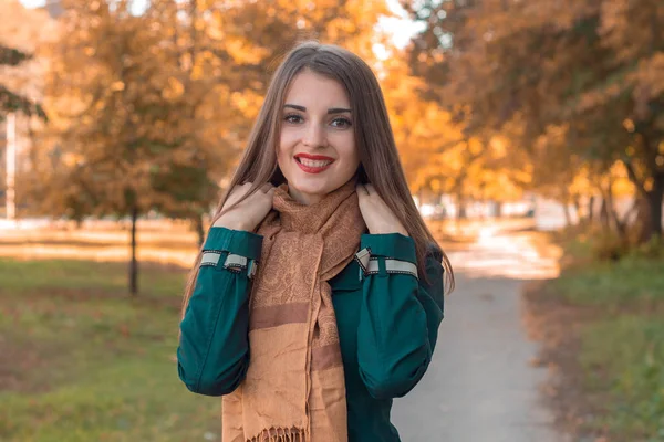 Mooi meisje glimlachend en een sjaal met je handen te houden — Stockfoto