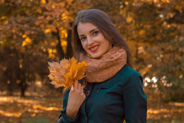 Gute schöne Mädchen hält in seiner Hand und verlässt lächelnd — Stockfoto