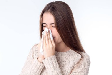 burun yakınındaki bir mendil elele kapalı gözlü kız beyaz arka plan üzerinde izole