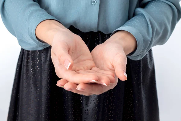 Zwei vor ihm ausgestreckte weibliche Hände mit ausgebreiteten Handflächen in Nahaufnahme — Stockfoto