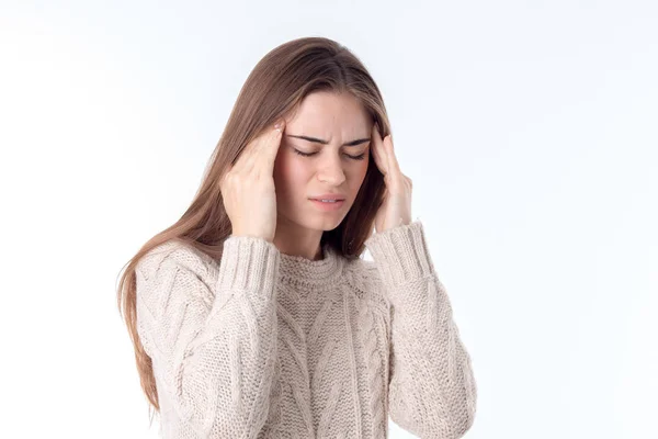 Chica joven con dolor de cabeza mantiene las manos whisky aislado sobre fondo blanco — Foto de Stock