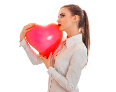 şık esmer Bayan sevimli beyaz arka plan üzerinde izole kırmızı kalpli Aziz Sevgililer günü kutlamak