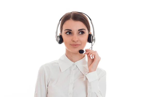 Detailní záběr z mladých krásných volání centrum žena ženě se sluchátky a mikrofonem, izolované na bílém pozadí — Stock fotografie