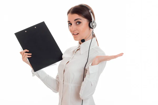 Retrato de mujer joven y encantadora centro de llamadas con auriculares y micrófono aislado sobre fondo blanco —  Fotos de Stock