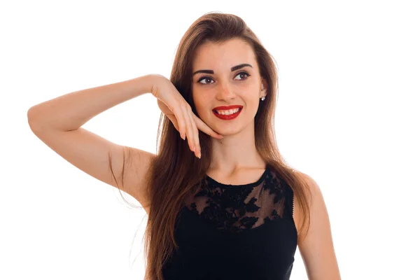 Gelukkig jonge brunette dame met rode lippen en zwarte jurk op zoek weg en glimlachend geïsoleerd op witte achtergrond — Stockfoto