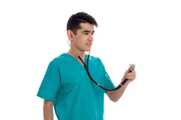 Elegante médico elegante en uniforme azul con estetoscopio posando aislado sobre fondo blanco — Foto de Stock