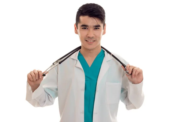 Mavi üniforma poz ve beyaz arka plan üzerinde izole kamera seyir stetoskop ile mutlu zarif doktor — Stok fotoğraf
