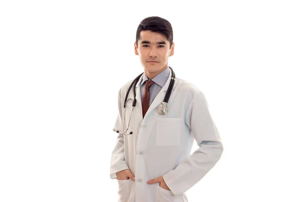 아름 다운 우아한 의사 청진 기 포즈 하 고 흰색 배경에 고립 된 카메라 보고와 유니폼 — 스톡 사진