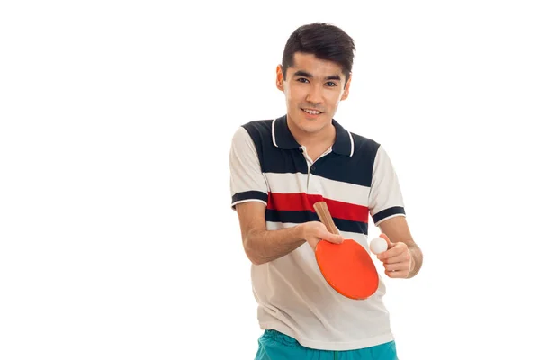 Щасливий молодий спортивний чоловік грає в пінг-понг ізольовано на білому тлі — стокове фото