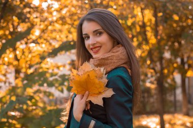 güzel genç kız uzanır ileri yaprakları yakın çekim