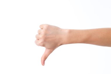 Beyaz arka plan üzerinde izole başparmak aşağı kukuleta ile kadının el